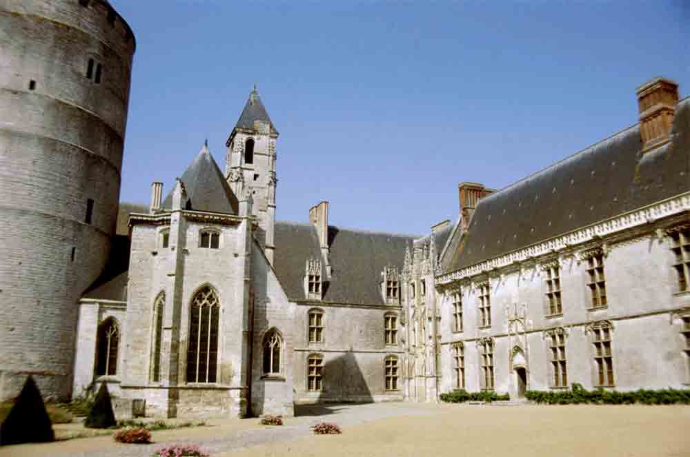 Francia - castillos del Loira 16 - castillo de Chateadun.jpg